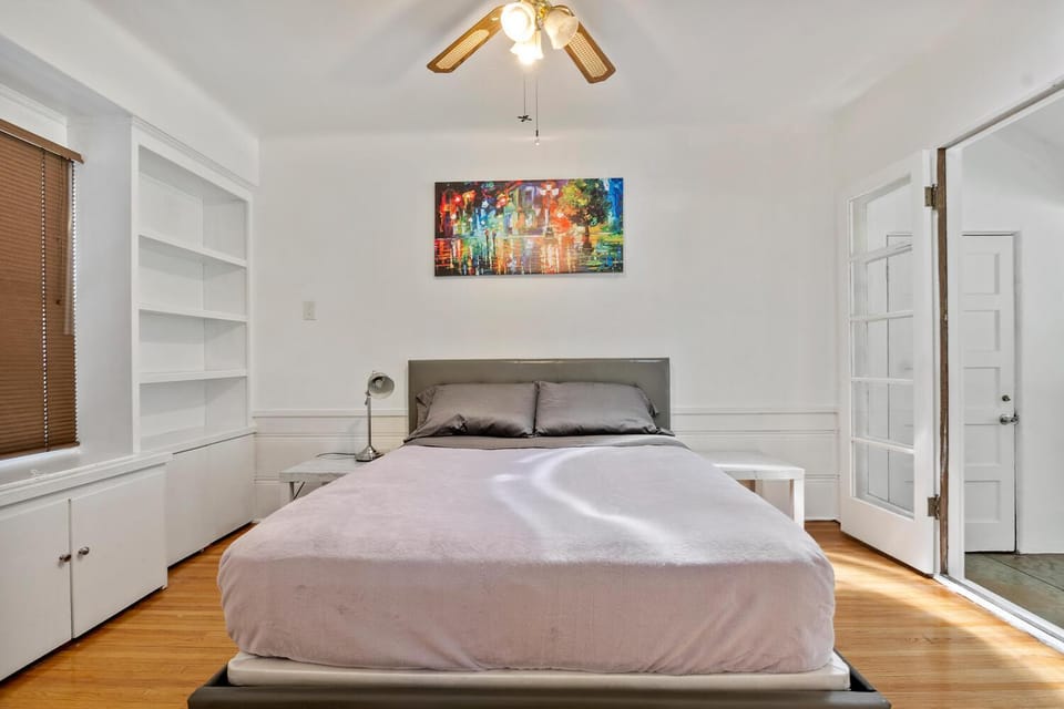 Modern 4bed 3bath home with piano near Universal Studio & Hollywood for 10 Villa in Valley Village