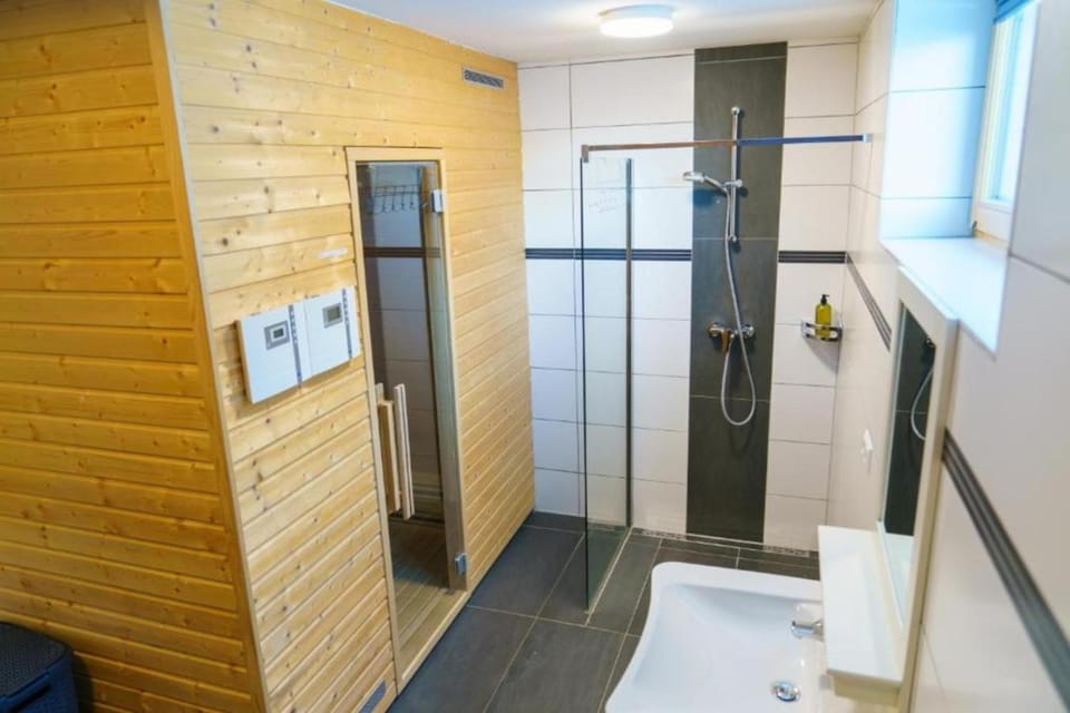 Shower, Sauna