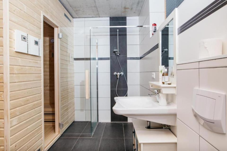 Shower, Sauna