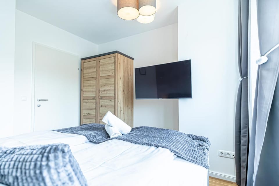 Bed, TV and multimedia, Bedroom, wardrobe