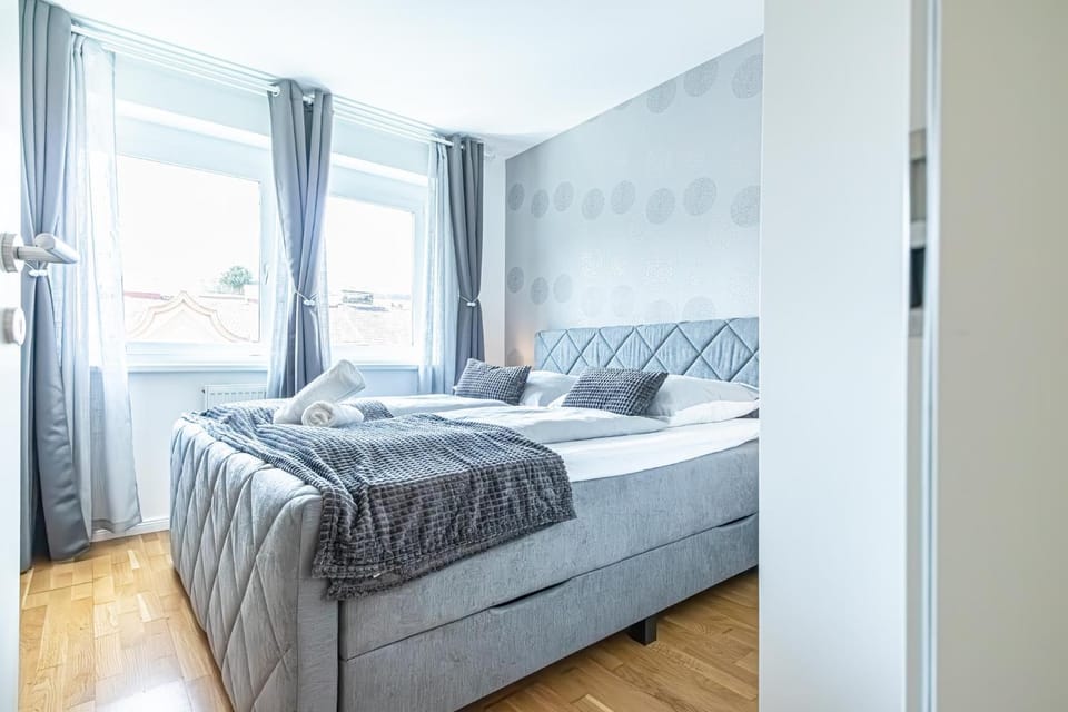 Bed, Bedroom, towels