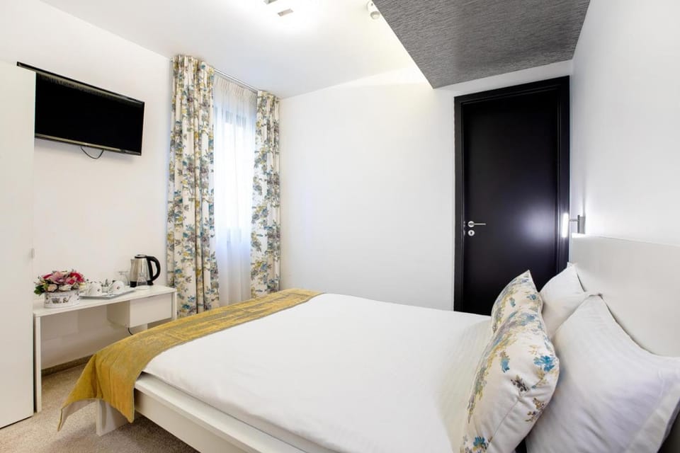 Bed, TV and multimedia, Photo of the whole room, Bedroom