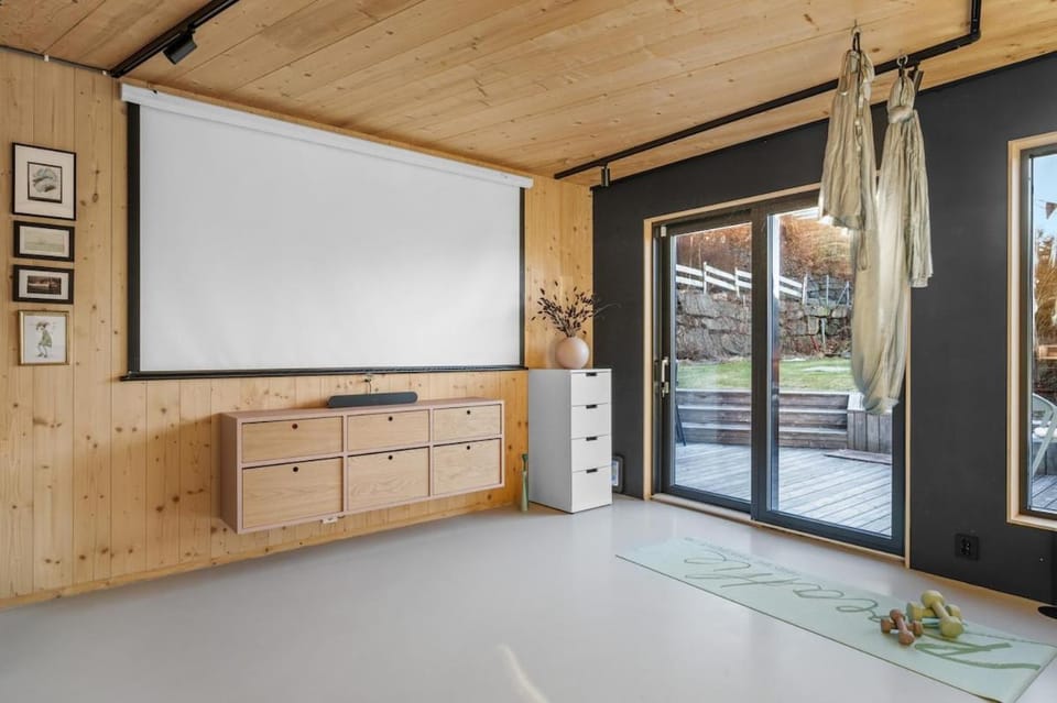 Stay in The Hollywood Hills of Bergen with Breathtaking Views Villa in Bergen