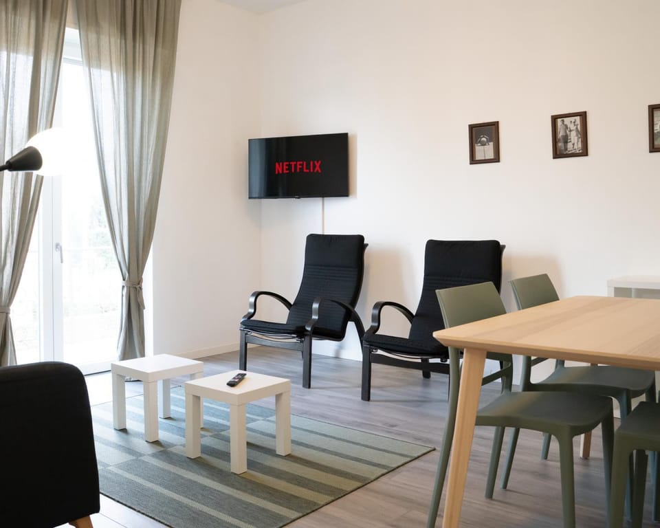 TV and multimedia, Living room, Seating area, Dining area