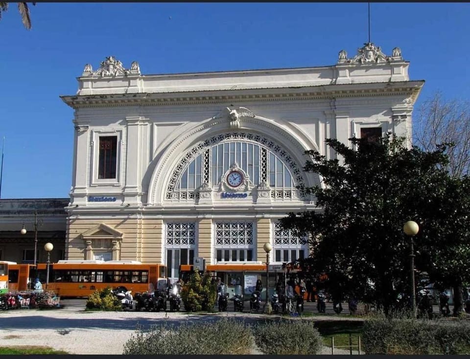 Nearby landmark, On site, Location