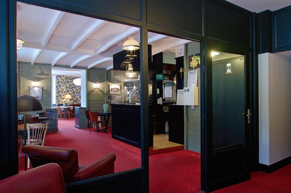 Restaurant/places to eat, Lounge or bar