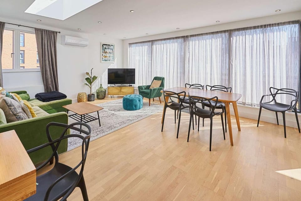 TV and multimedia, Living room, Seating area, Dining area