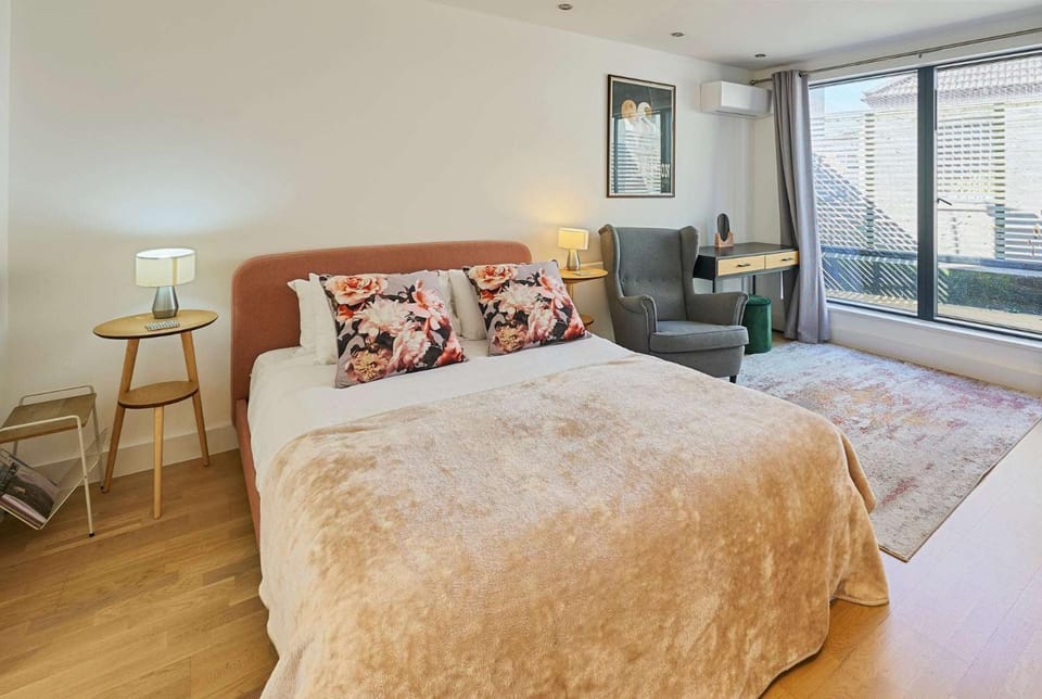 Bed, Seating area, Bedroom