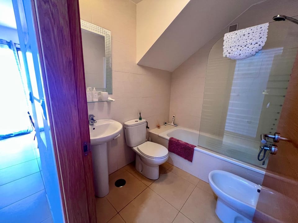Shower, Toilet, Bathroom, bidet, towels