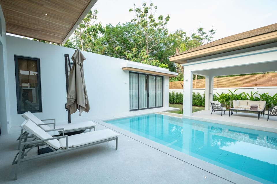 Pool view, Swimming pool, sunbed