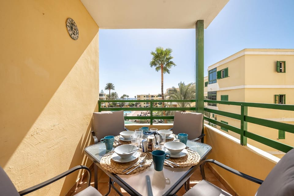 View (from property/room), Balcony/Terrace, Dining area