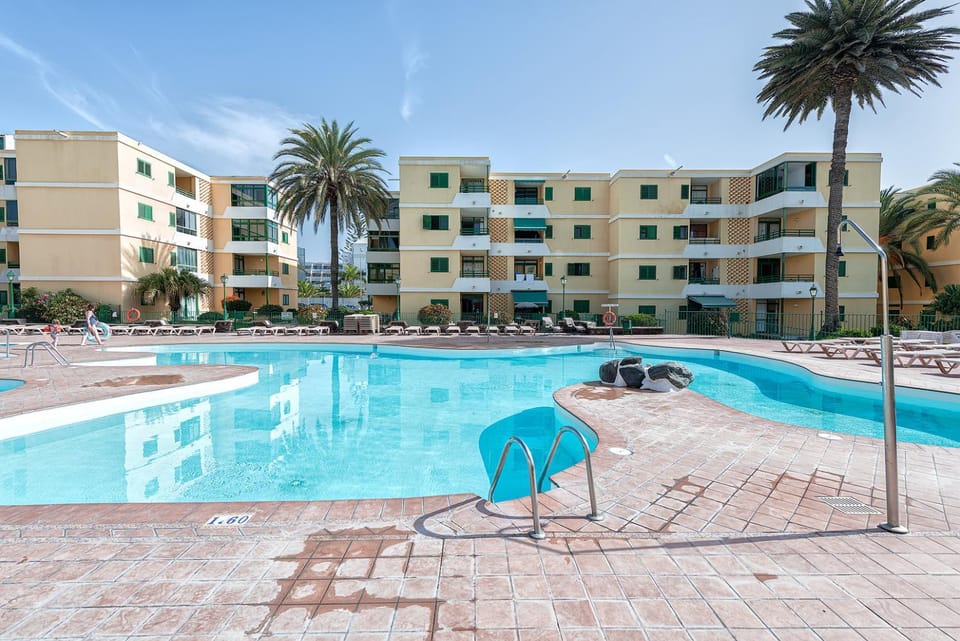 Pool view, Swimming pool, sunbed
