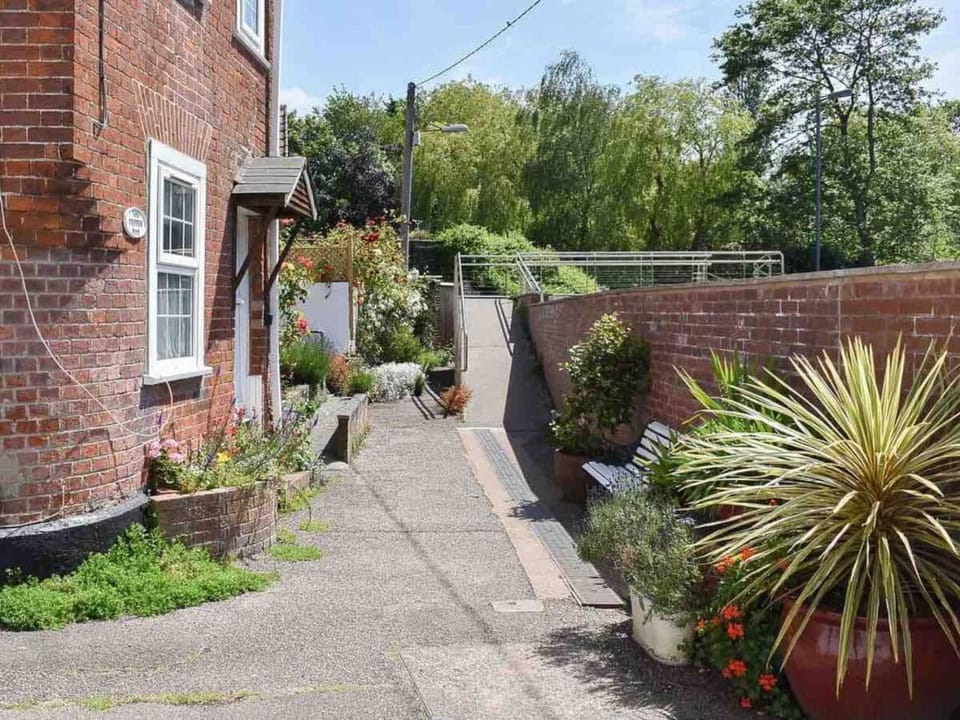 Property building, Facade/entrance, Garden, Garden