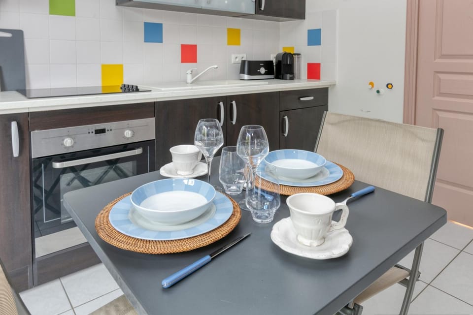 Property building, Kitchen or kitchenette, Living room
