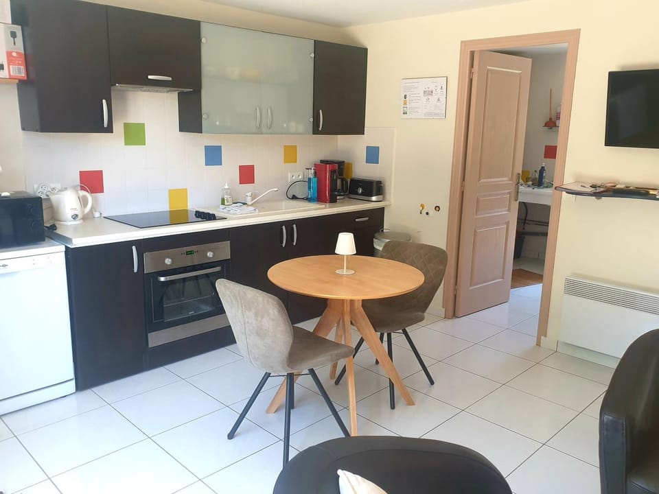 Property building, Kitchen or kitchenette, Living room