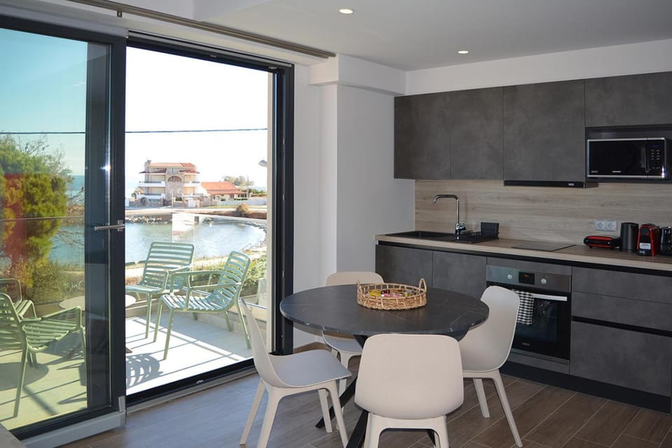 View (from property/room), Balcony/Terrace, Kitchen or kitchenette, Dining area