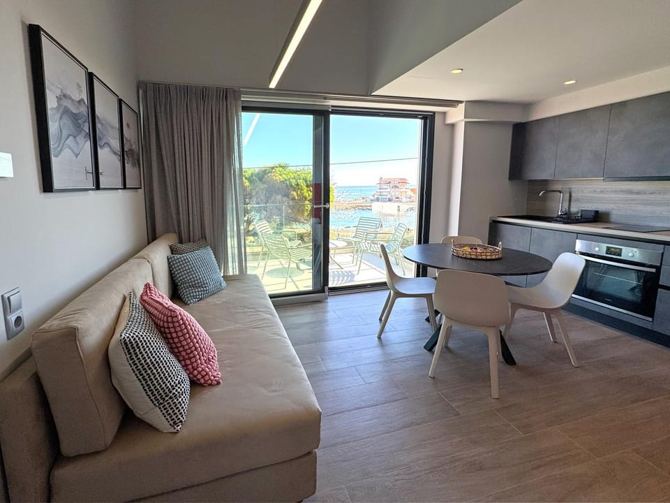 View (from property/room), Balcony/Terrace, Kitchen or kitchenette, Seating area, Dining area