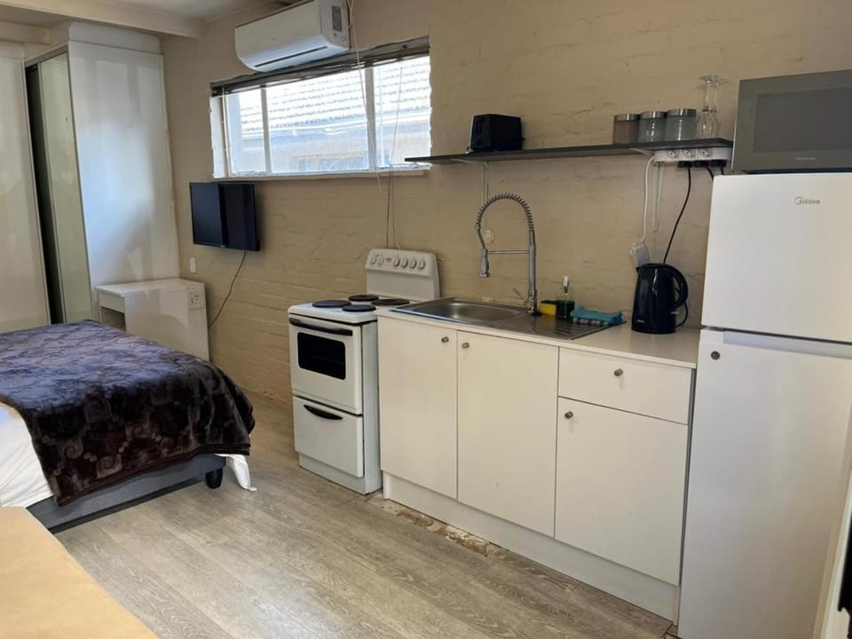TV and multimedia, Kitchen or kitchenette, oven, stove