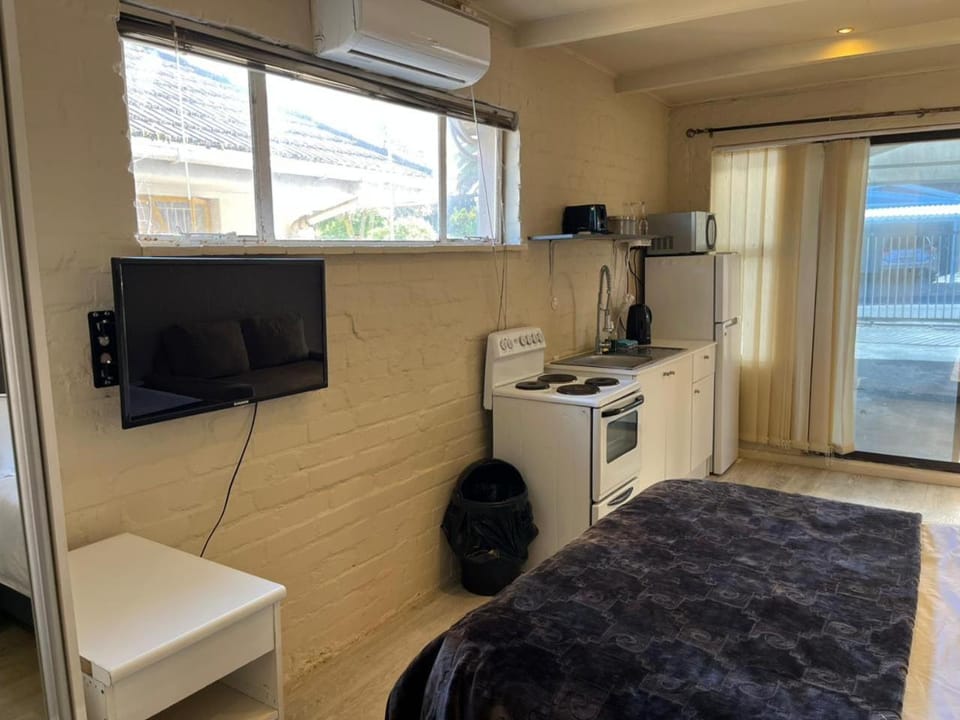 TV and multimedia, Coffee/tea facilities, Kitchen or kitchenette, microwave, oven, stove
