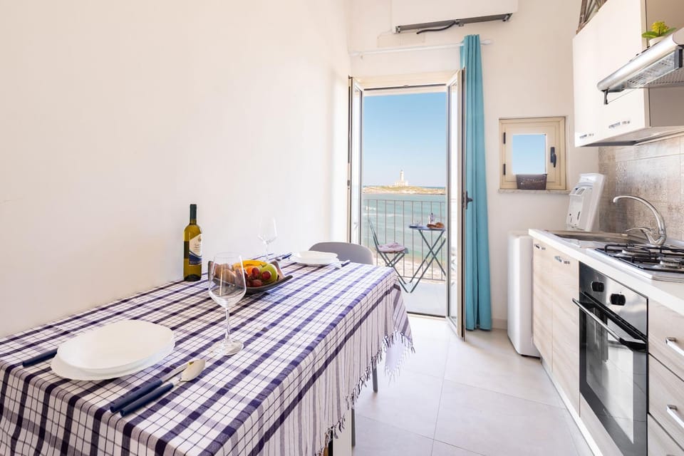 Kitchen or kitchenette, Dining area, Sea view, oven, stove