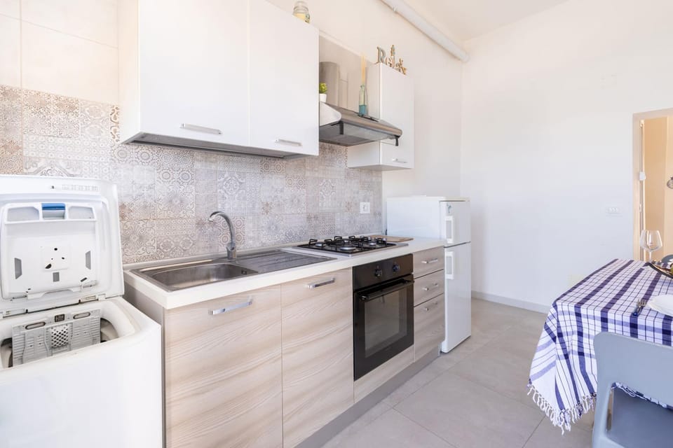 Kitchen or kitchenette, Dining area, stove, washing machine