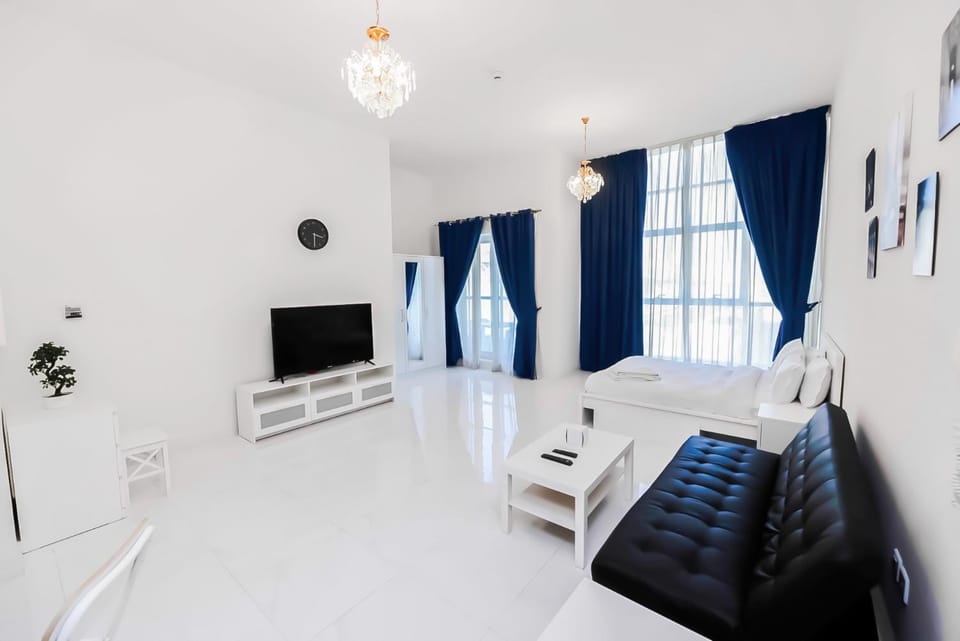 Bed, TV and multimedia, Living room, Photo of the whole room, Seating area