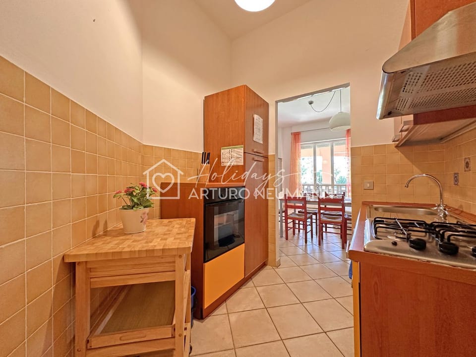 Kitchen or kitchenette, Dining area, oven, stove