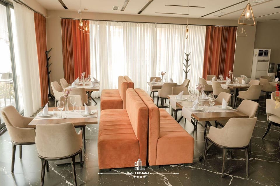 Restaurant/places to eat, Internal: Not applicable to any particular room