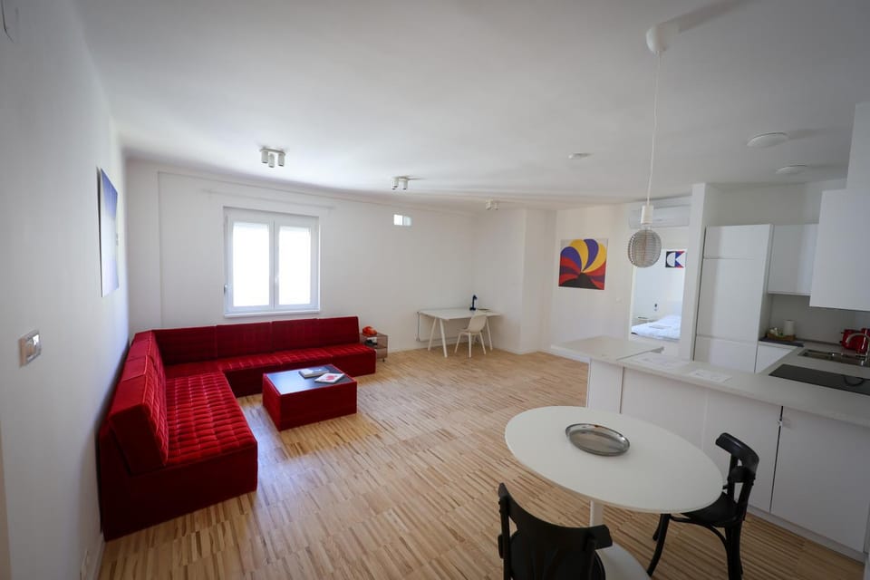 Kitchen or kitchenette, Living room, Seating area, Dining area