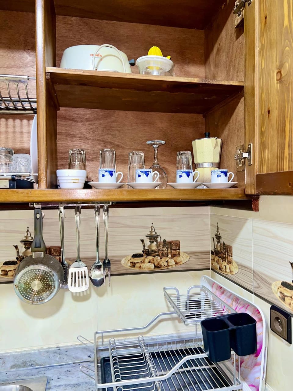 Kitchen or kitchenette, minibar, stove