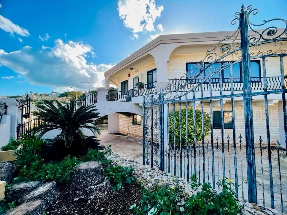 Property building, Garden, View (from property/room), Balcony/Terrace, Pets, Garden view