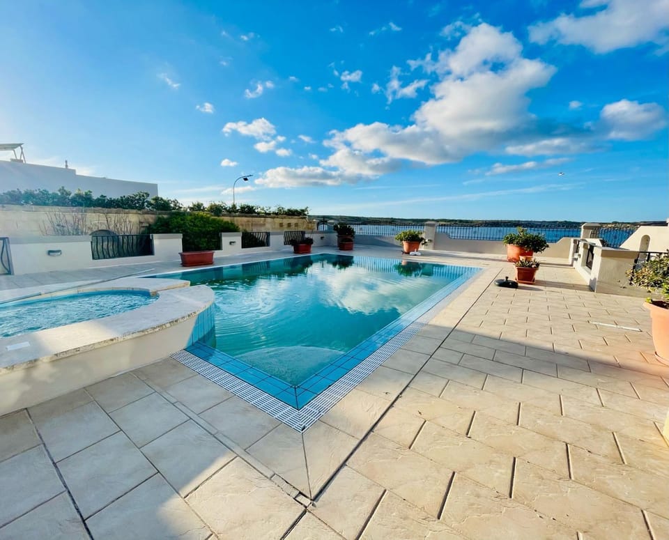 Natural landscape, BBQ facilities, Pets, Pool view, Sea view, Swimming pool, Swimming pool, sunbed