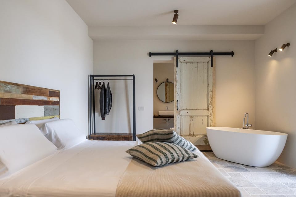 Bed, Bathroom, Photo of the whole room, Bedroom, wardrobe