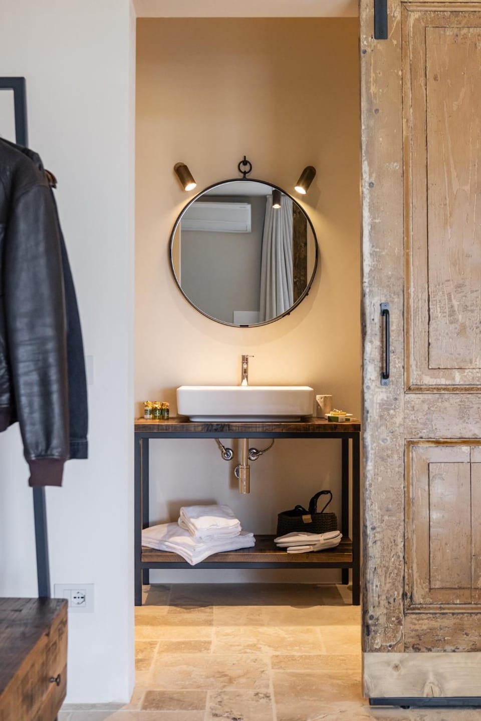 Bathroom, towels, wardrobe
