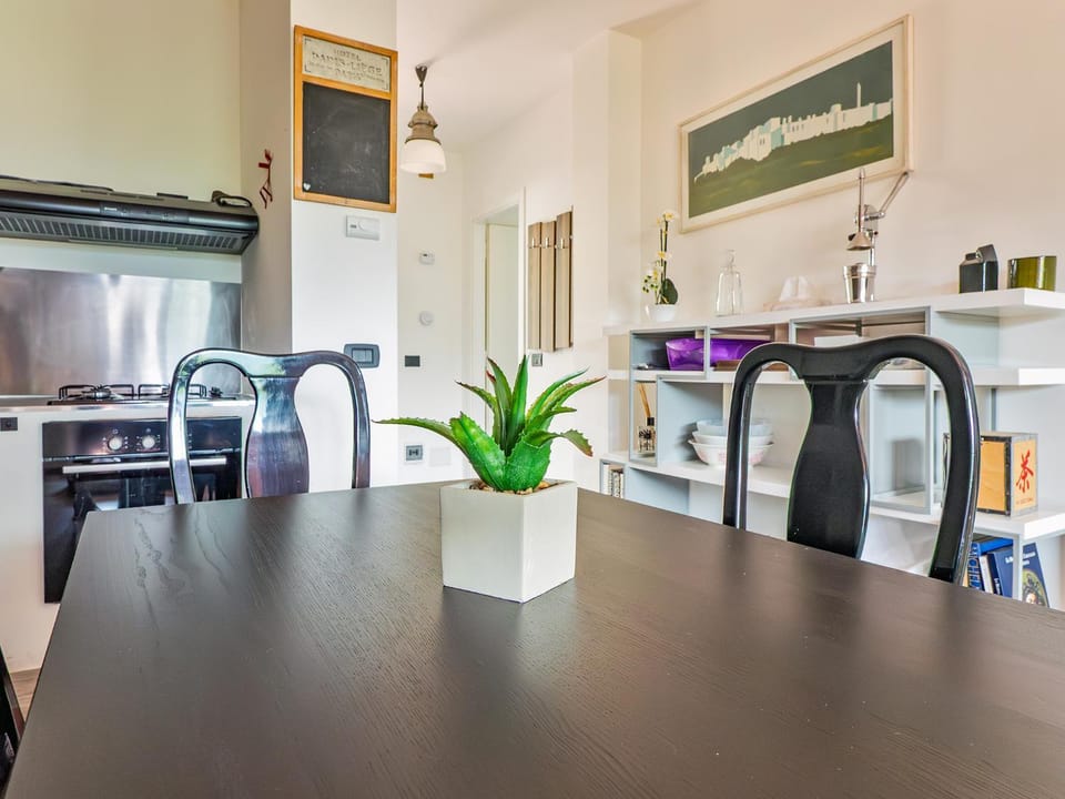 Kitchen or kitchenette, Dining area, oven