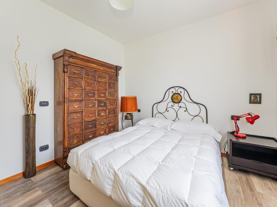 Photo of the whole room, Bedroom, wardrobe