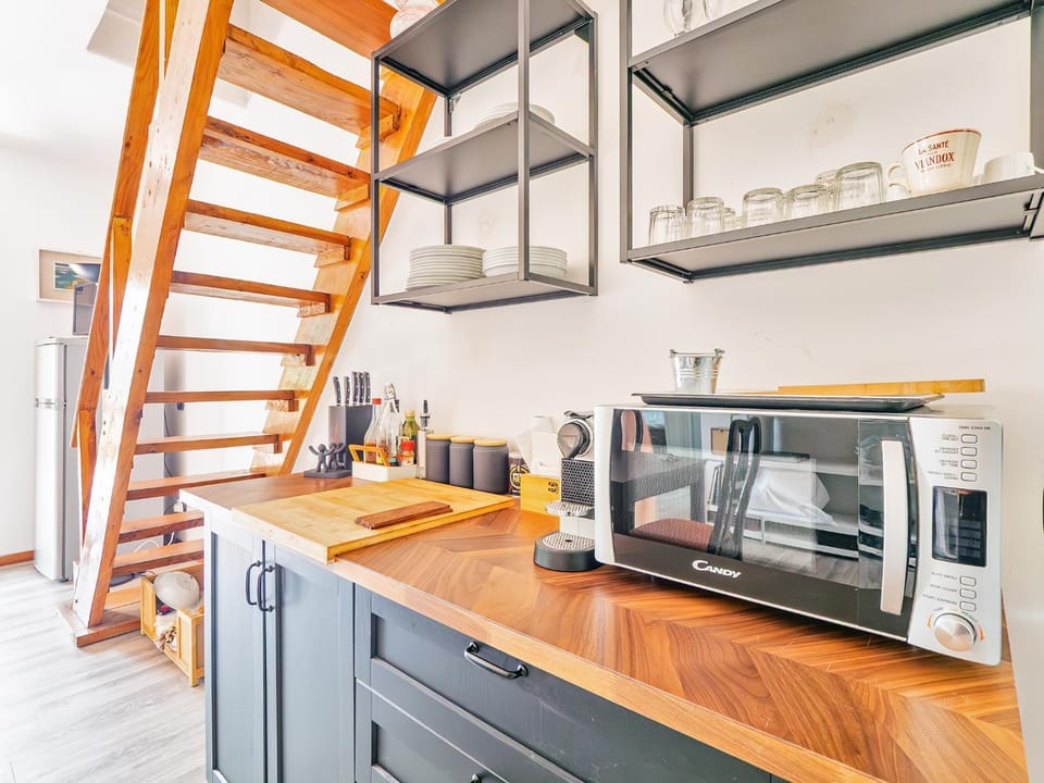 Coffee/tea facilities, Kitchen or kitchenette, minibar, oven, pet friendly, stove, toaster