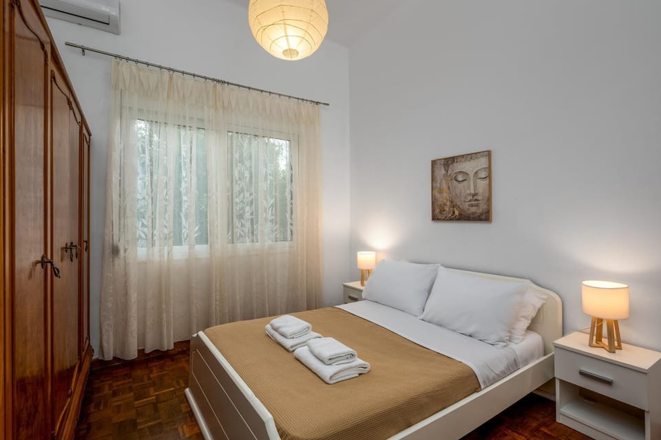 Bed, Photo of the whole room, Bedroom, towels, air conditioner