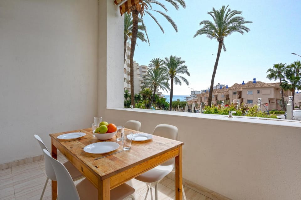 Day, View (from property/room), Balcony/Terrace, Dining area, Food