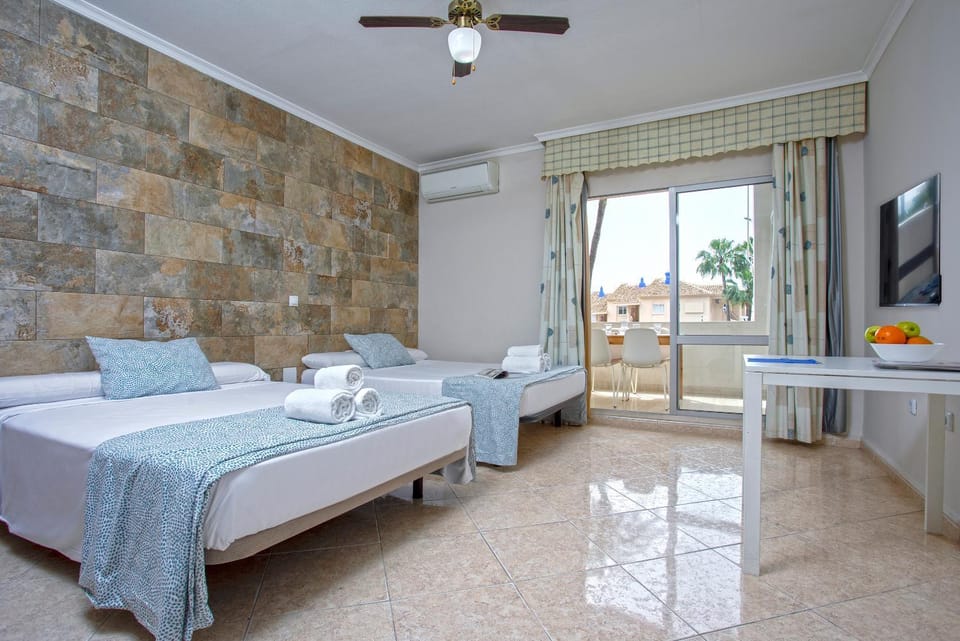 Bed, TV and multimedia, Photo of the whole room, Bedroom, towels