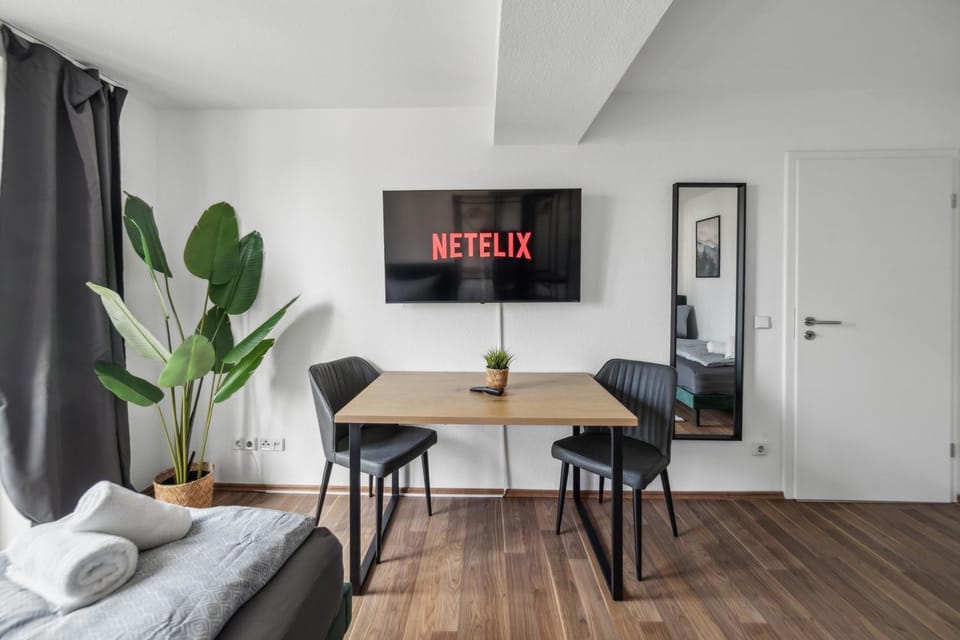 TV and multimedia, Photo of the whole room, Seating area, Dining area