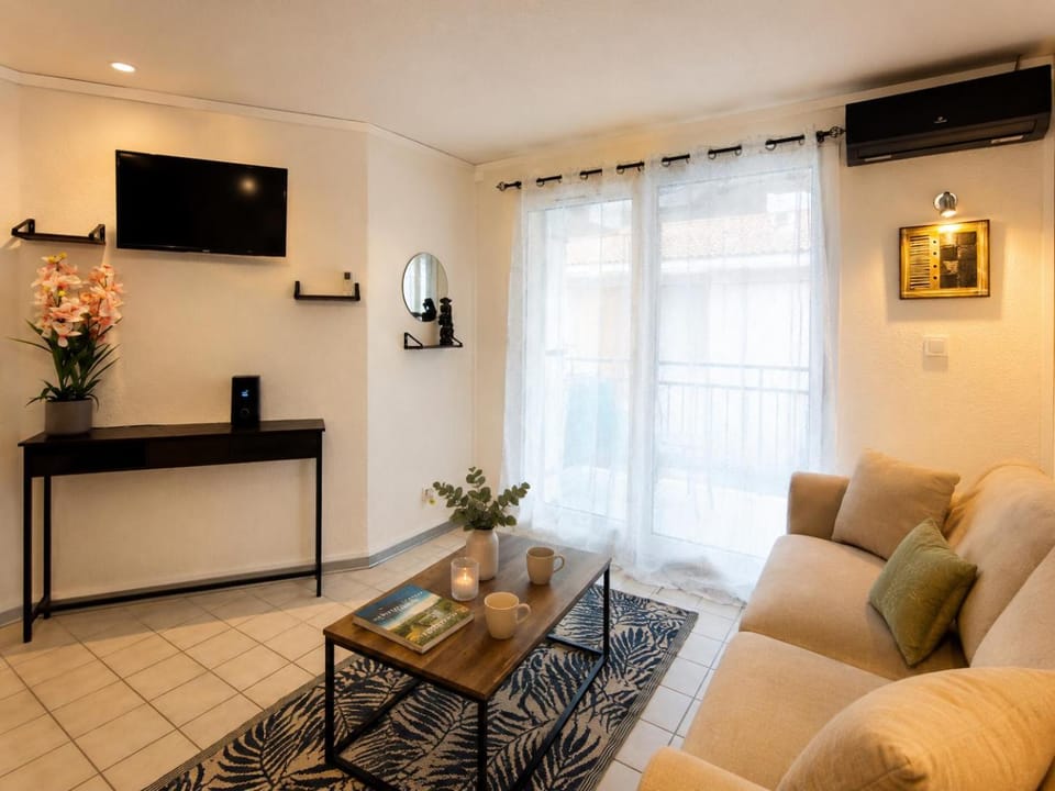 TV and multimedia, Living room, Seating area, air conditioner