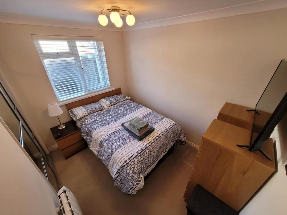 Bed, TV and multimedia, Bedroom, towels
