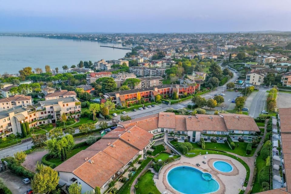 Neighbourhood, Bird's eye view