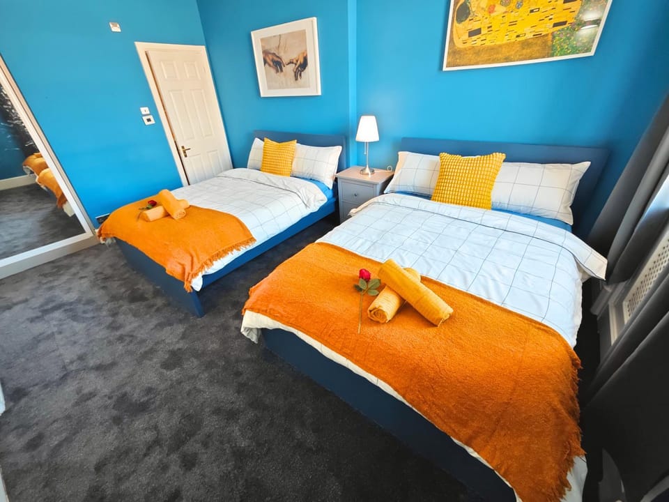 Bed, Photo of the whole room, Bedroom, towels