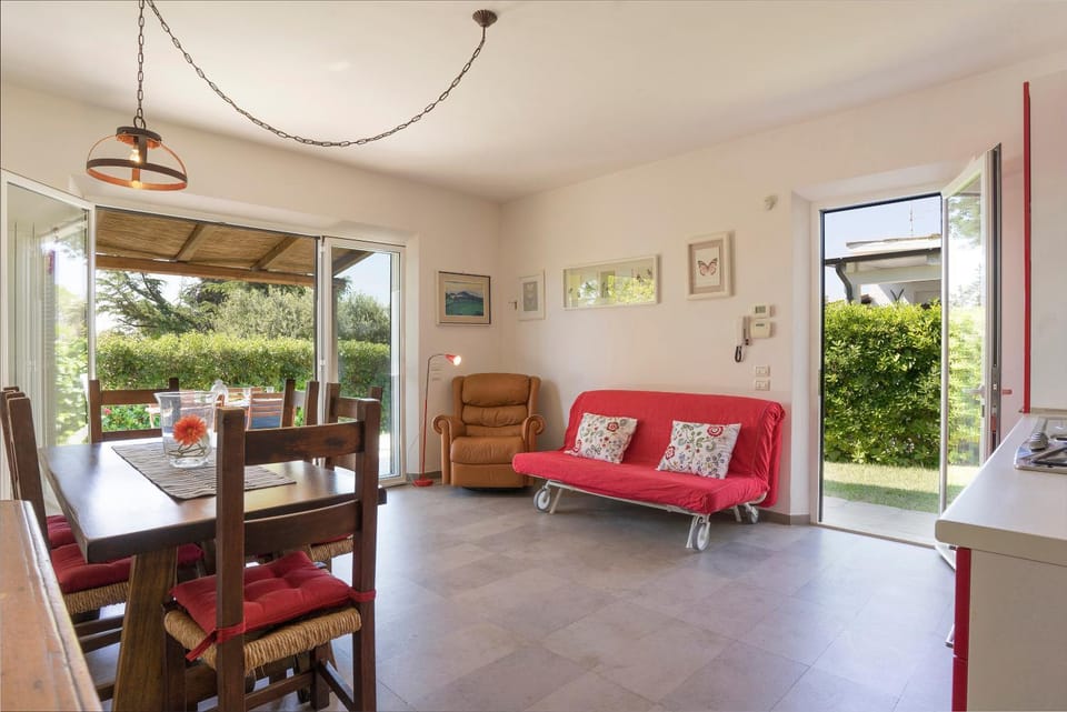Day, Garden, View (from property/room), Kitchen or kitchenette, Living room, Seating area, Dining area, Garden view