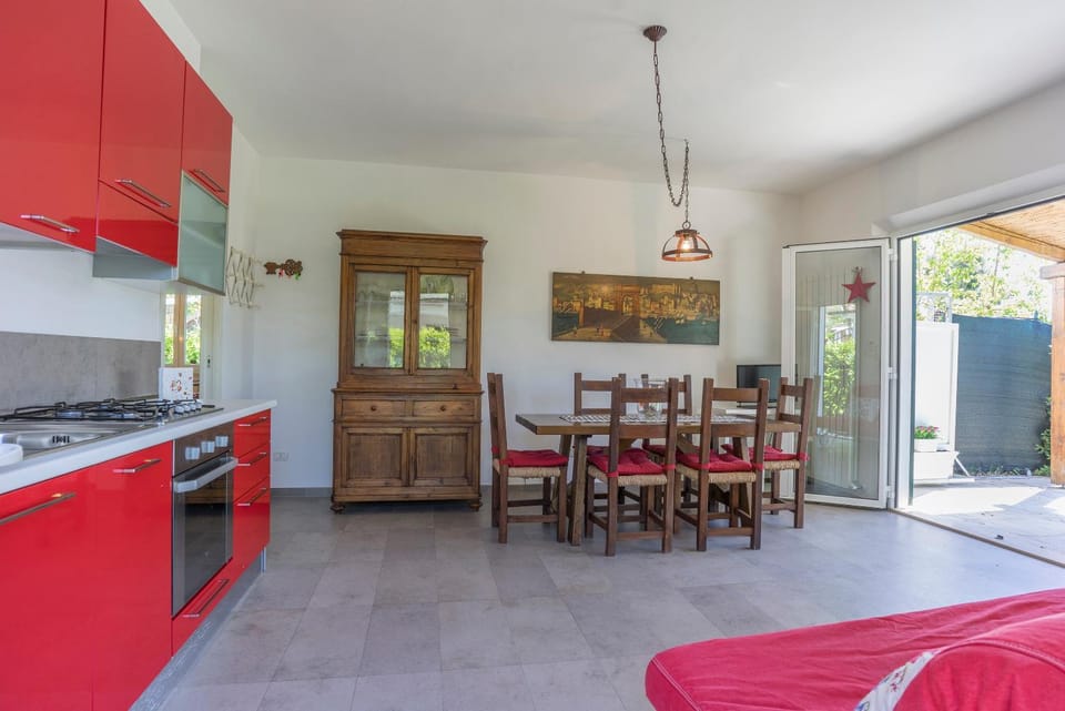 Kitchen or kitchenette, Dining area, dishwasher, oven, pet friendly, stove