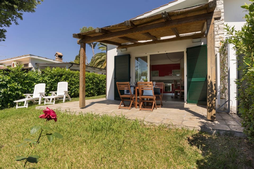 Property building, Patio, Day, Garden, Dining area, Garden view