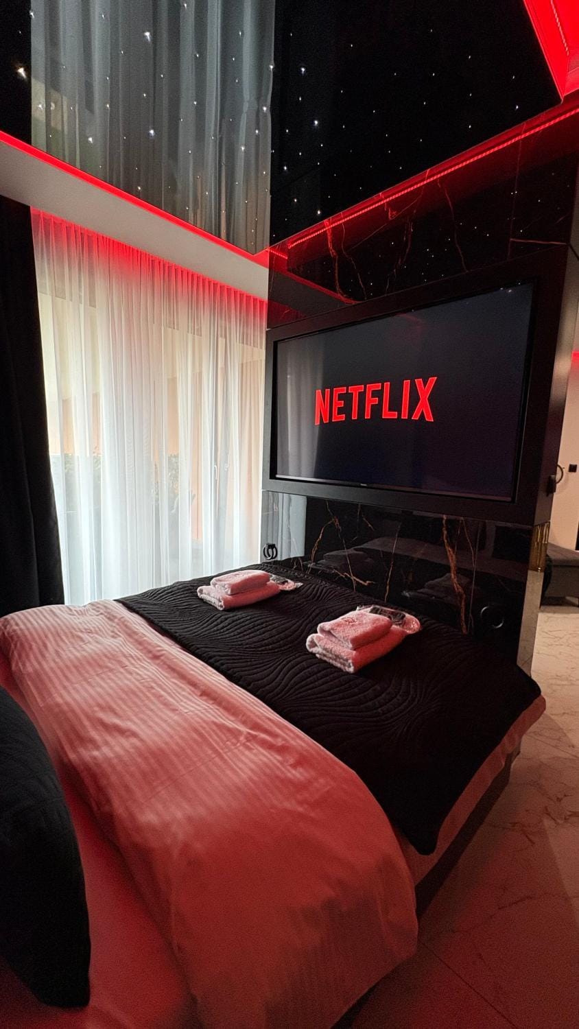 Bed, TV and multimedia, Photo of the whole room, Evening entertainment, Bedroom, towels