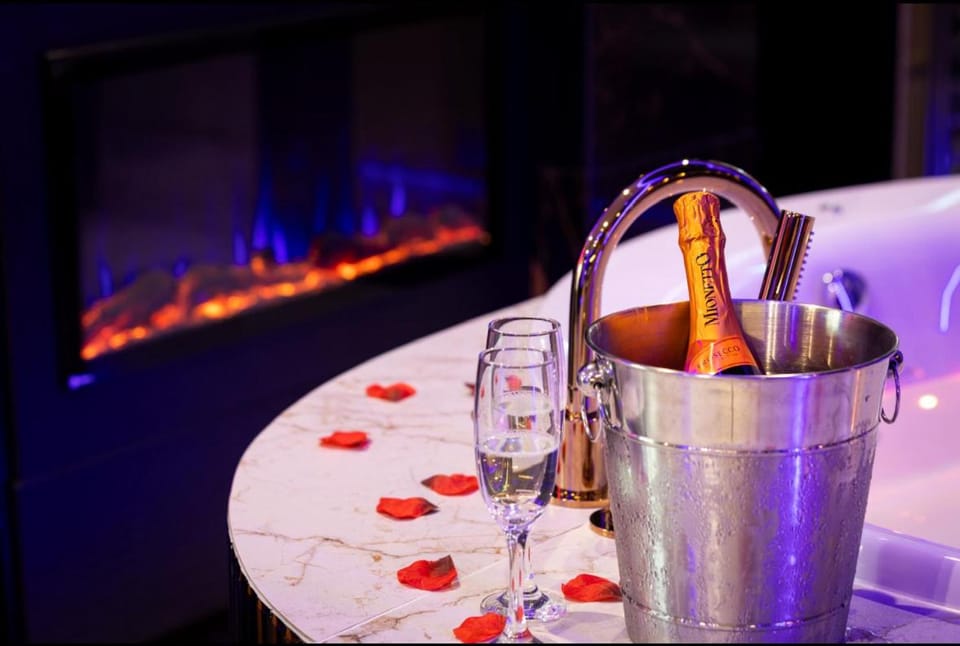 Drinks, Alcoholic drinks, fireplace
